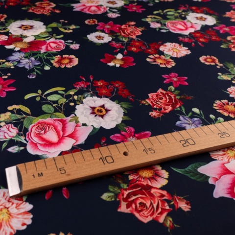 Tkanina Barbie granatowa w duże różowe, czerwone i białe kwiaty na metry - szer. 150 cm - 200 g/m²