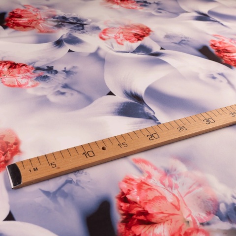Tkanina Barbie jasnoróżowa w duże biało-granatowe i koralowe kwiaty na metry - szer. 150 cm - 200 g/m²