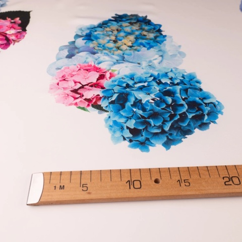 Tkanina Barbie jasnoróżowa w duże niebieskie i różowe hortensje na metry - szer. 150 cm - 200 g/m²