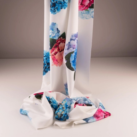 Tkanina Barbie jasnoróżowa w duże niebieskie i różowe hortensje na metry - szer. 150 cm - 200 g/m²