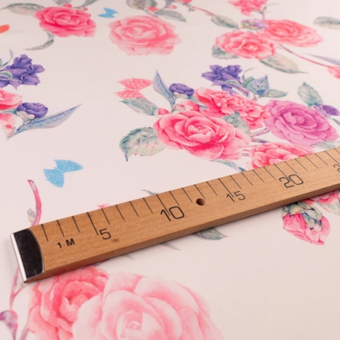 Tkanina Barbie jasnoróżowa w duże różowe róże i motyle na metry - szer. 150 cm - 200 g/m²