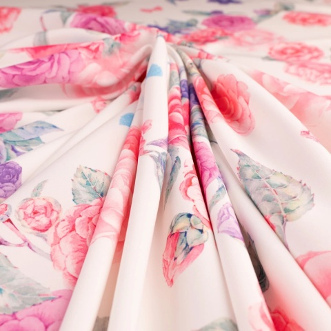 Tkanina Barbie jasnoróżowa w duże różowe róże i motyle na metry - szer. 150 cm - 200 g/m²