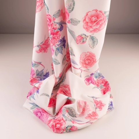 Tkanina Barbie jasnoróżowa w duże różowe róże i motyle na metry - szer. 150 cm - 200 g/m²
