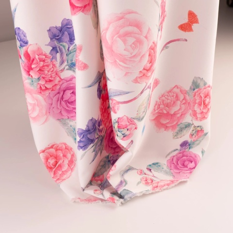Tkanina Barbie jasnoróżowa w duże różowe róże i motyle na metry - szer. 150 cm - 200 g/m²