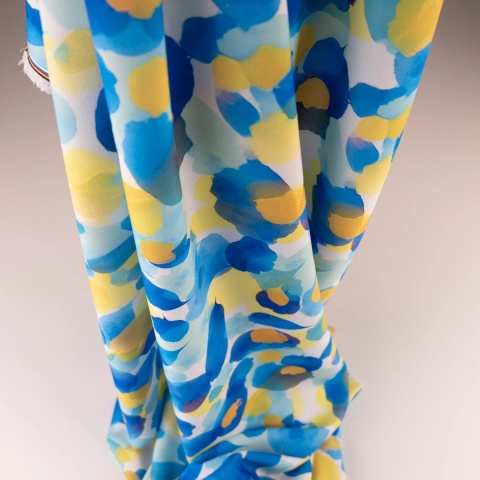 Tkanina Twill biała w duże niebieskie i żółte kwiaty akwarelowe na metry - szer. 150 cm - 180 g/m²