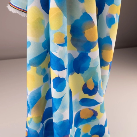 Tkanina Twill biała w duże niebieskie i żółte kwiaty akwarelowe na metry - szer. 150 cm - 180 g/m²