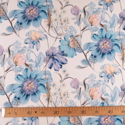Tkanina Twill kremowa w duże niebieskie i pudroworóżowe kwiaty na metry - szer. 150 cm - 180 g/m²