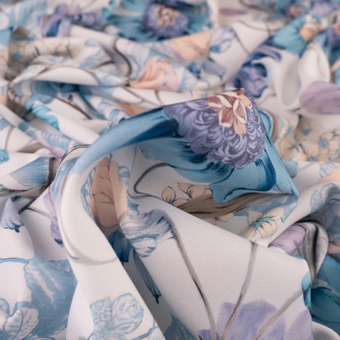 Tkanina Twill kremowa w duże niebieskie i pudroworóżowe kwiaty na metry - szer. 150 cm - 180 g/m²