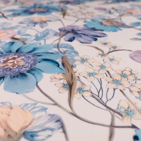 Tkanina Twill kremowa w duże niebieskie i pudroworóżowe kwiaty na metry - szer. 150 cm - 180 g/m²