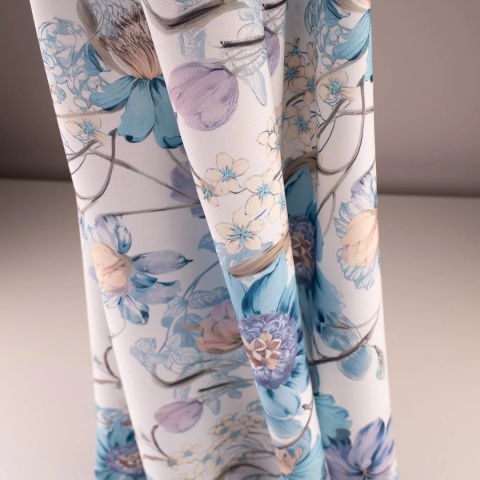 Tkanina Twill kremowa w duże niebieskie i pudroworóżowe kwiaty na metry - szer. 150 cm - 180 g/m²