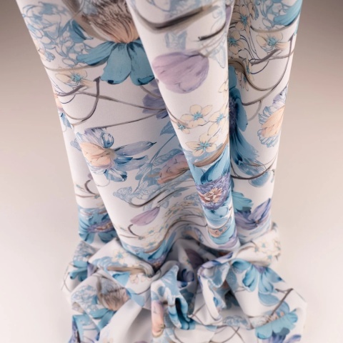 Tkanina Twill kremowa w duże niebieskie i pudroworóżowe kwiaty na metry - szer. 150 cm - 180 g/m²