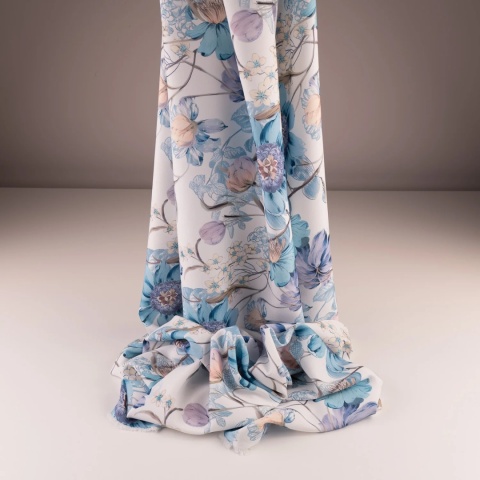 Tkanina Twill kremowa w duże niebieskie i pudroworóżowe kwiaty na metry - szer. 150 cm - 180 g/m²