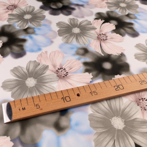 Tkanina Twill kremowa w duże różowe, szare i błękitne kwiaty na metry - szer. 150 cm - 180 g/m²