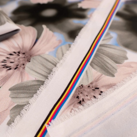 Tkanina Twill kremowa w duże różowe, szare i błękitne kwiaty na metry - szer. 150 cm - 180 g/m²