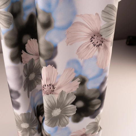Tkanina Twill kremowa w duże różowe, szare i błękitne kwiaty na metry - szer. 150 cm - 180 g/m²