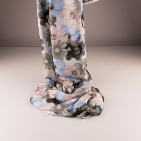 Tkanina Twill kremowa w duże różowe, szare i błękitne kwiaty na metry - szer. 150 cm - 180 g/m²