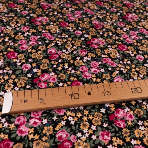 Tkanina wiskozowa czarna w drobne różowe i musztardowe kwiaty na metry - szer. 150 cm - 120 g/m²