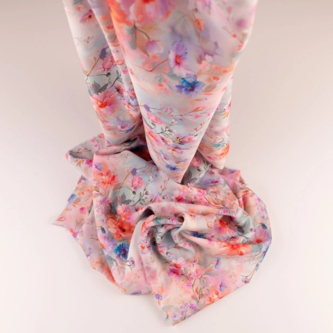 Tkanina wiskozowa jasnoróżowa w duże koralowe i niebieskie kwiaty na metry - szer. 150 cm - 120 g/m²