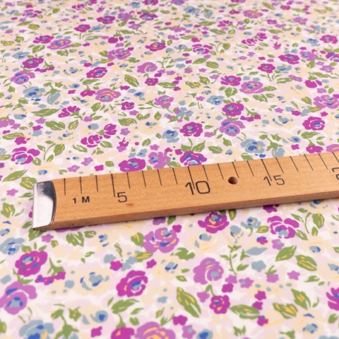 Tkanina wiskozowa kremowa w drobne różowe i niebieskie kwiaty na metry - szer. 150 cm - 120 g/m²