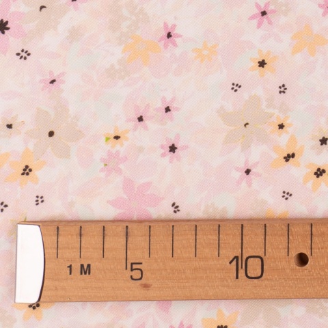 Tkanina wiskozowa jasnoróżowa w drobne różowe i beżowe kwiaty na metry- szer. 150 cm - 200 g/m²