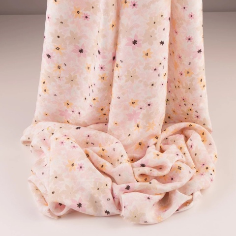Tkanina wiskozowa jasnoróżowa w drobne różowe i beżowe kwiaty na metry- szer. 150 cm - 200 g/m²